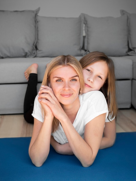 Maman et fille sur tapis