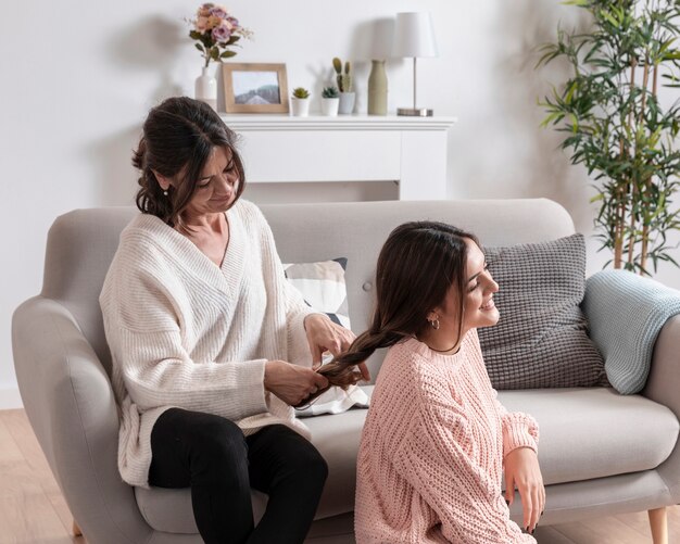 Maman et fille tressant le temps