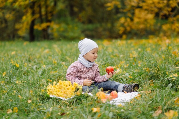 Maman et fils marchant et s'amusant ensemble dans le parc d'automne.