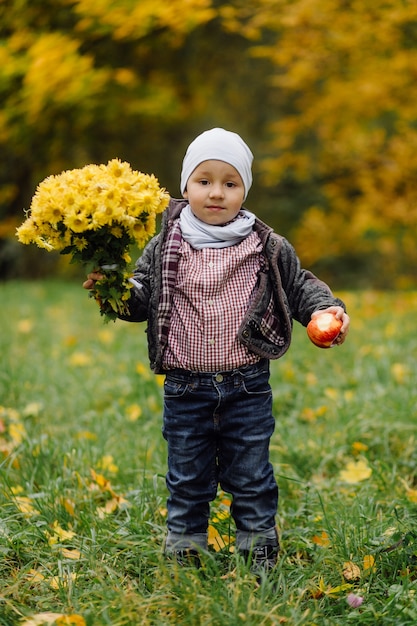 Maman et fils marchant et s'amusant ensemble dans le parc d'automne.