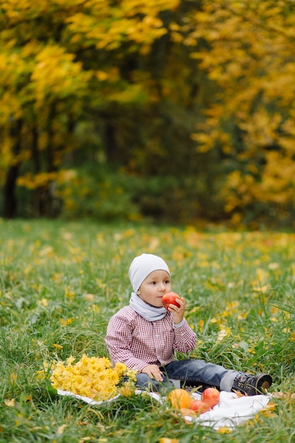 Maman et fils marchant et s'amusant ensemble dans le parc d'automne.