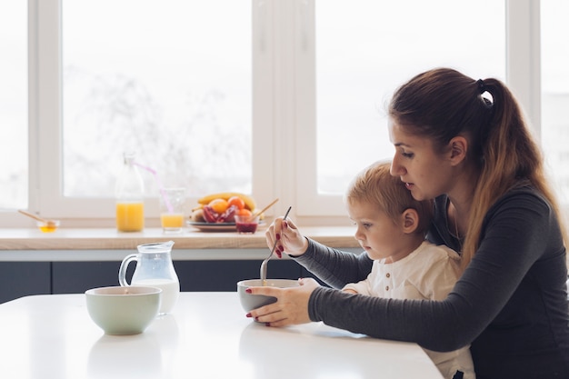 Maman Et Fils Prenant Son Petit Déjeuner