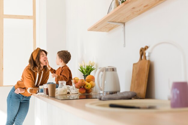 Maman et fils profitant du temps ensemble