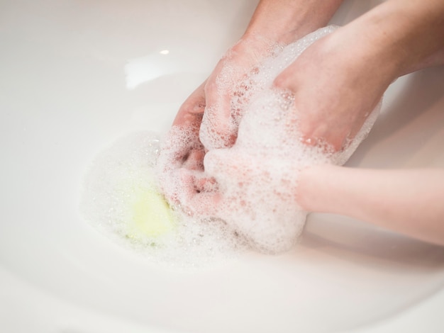 Photo gratuite maman et fils se laver les mains