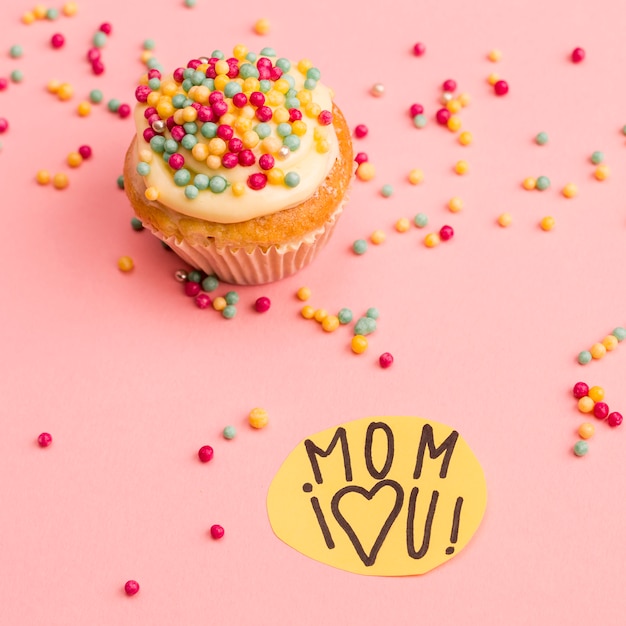 Photo gratuite maman je t'aime titre sur papier près de cupcake