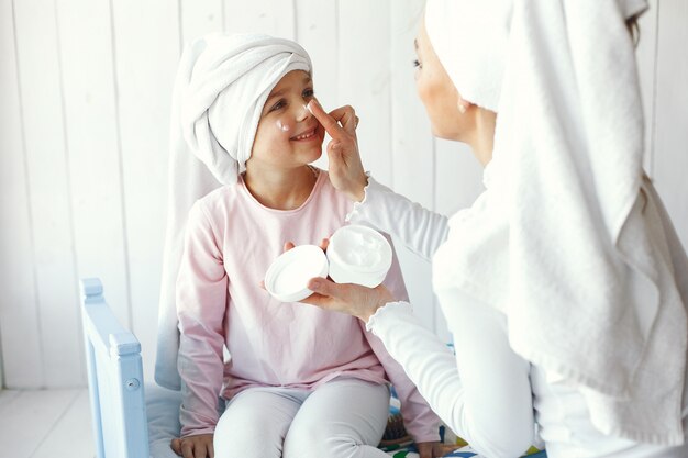 Maman jouant avec des cosmétiques avec sa fille