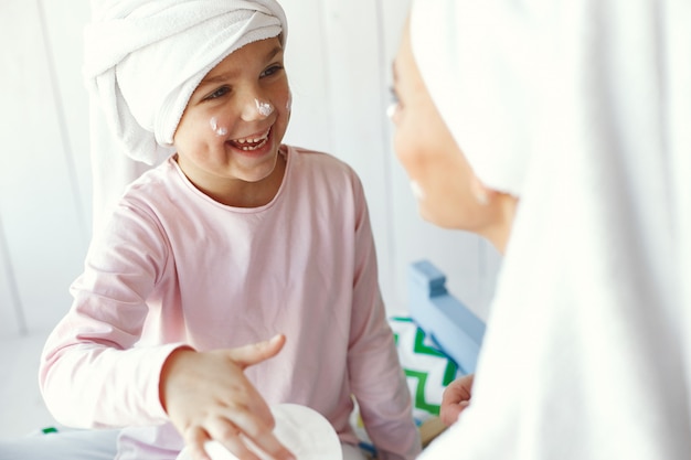 Maman jouant avec des cosmétiques avec sa fille