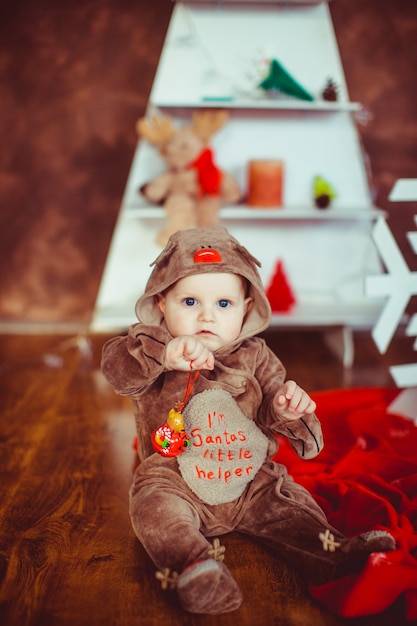 Photo gratuite maman joue avec son fils avec des jouets sur le plancher chaud et propre