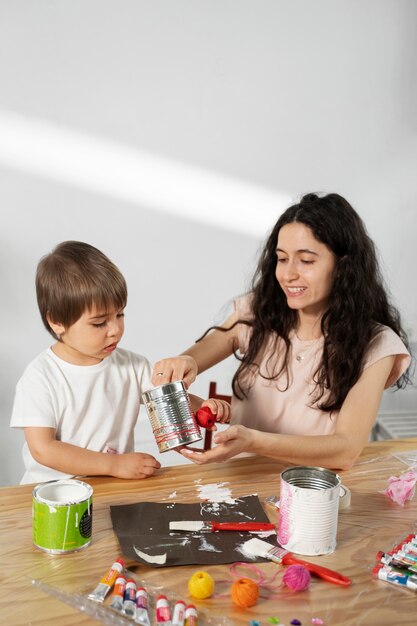 Maman montre à son enfant comment réutiliser les matériaux de manière créative