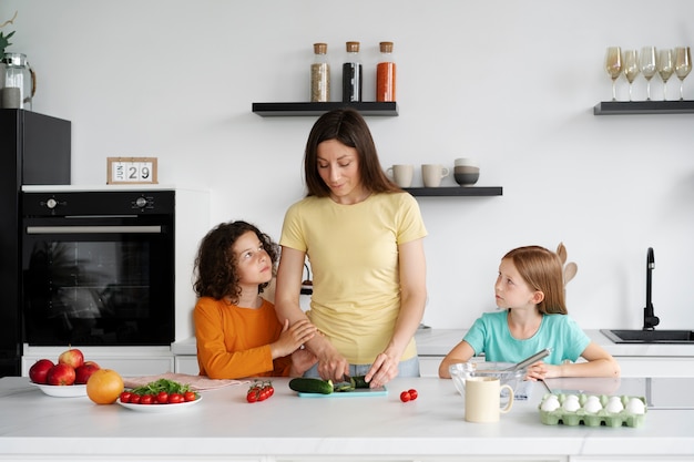 Maman passe la cuisine avec ses enfants