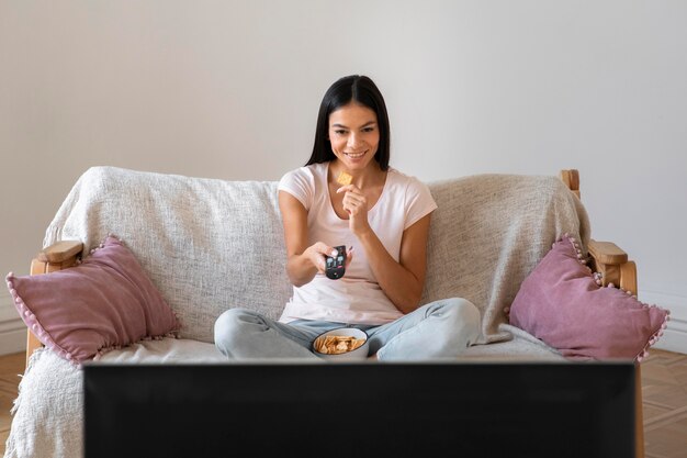 Maman passe du temps devant la télé