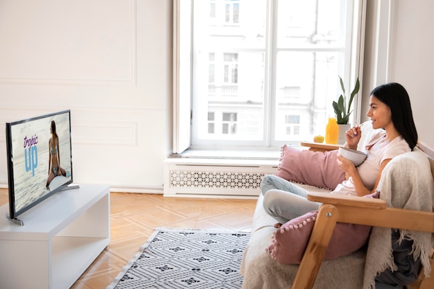 Maman passe du temps devant la télé