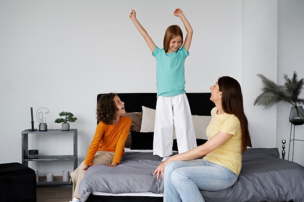 Maman passe du temps avec ses enfants