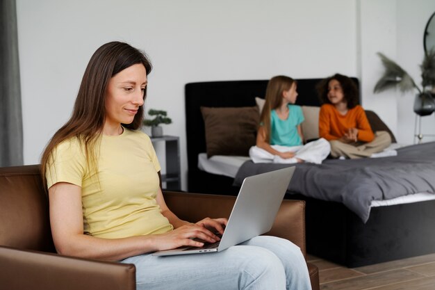 Maman passe du temps avec ses enfants