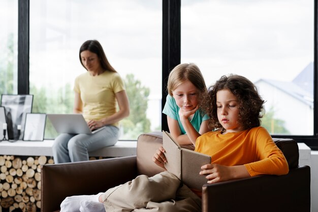 Maman passe du temps avec ses enfants