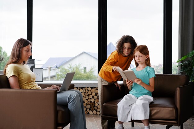 Maman passe du temps avec ses enfants