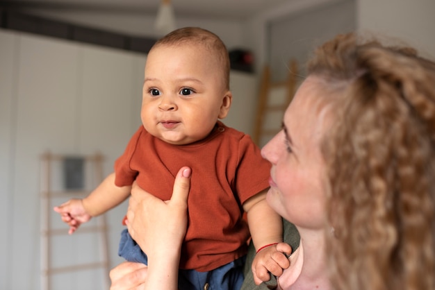 Maman passe du temps avec son bébé noir