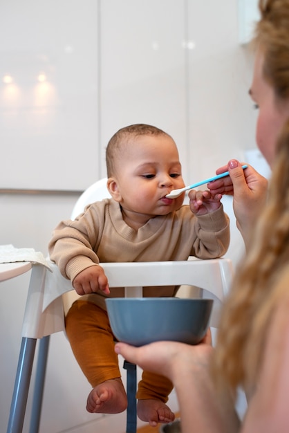 Maman passe du temps avec son bébé noir