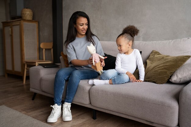 Maman passe du temps avec son bébé noir