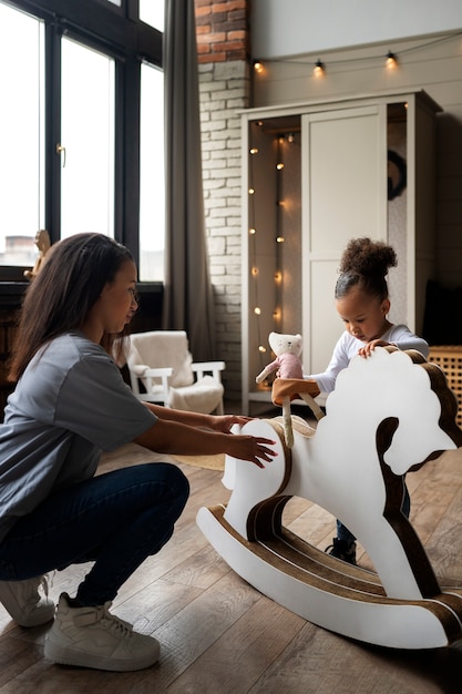 Maman passe du temps avec son bébé noir