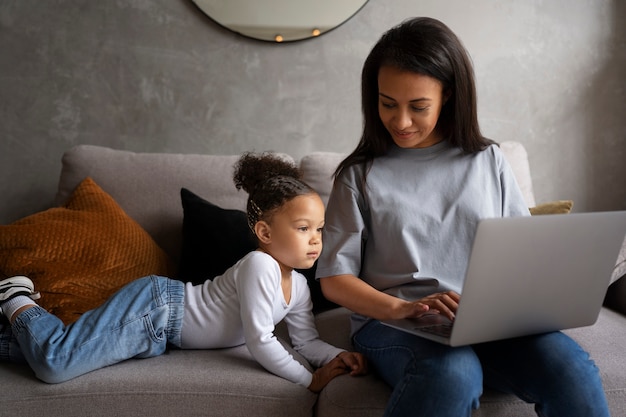 Maman passe du temps avec son bébé noir