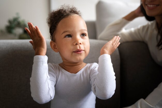 Maman passe du temps avec son bébé noir