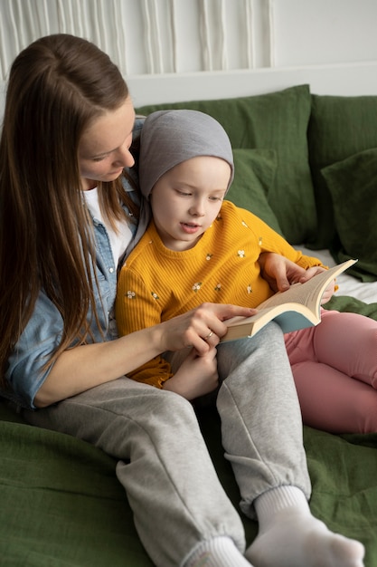 Photo gratuite maman passe du temps avec son enfant pendant sa thérapie