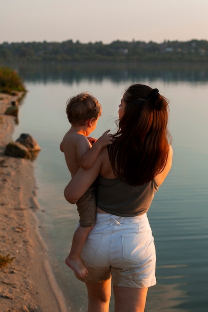 Photo gratuite maman passe du temps avec son enfant à la plage