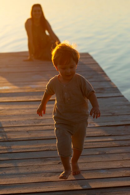 Maman passe du temps avec son enfant à la plage