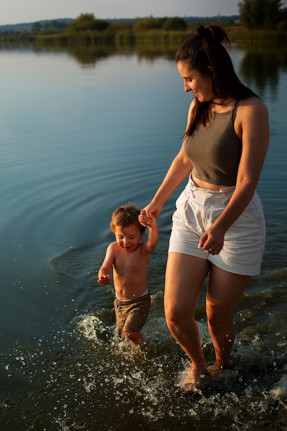 Photo gratuite maman passe du temps avec son enfant à la plage