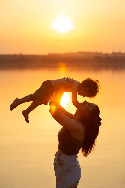 Maman passe du temps avec son enfant à la plage