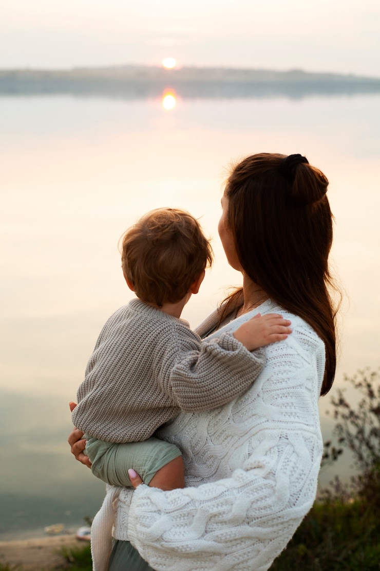 Photo gratuit maman passe du temps avec son enfant à la plage