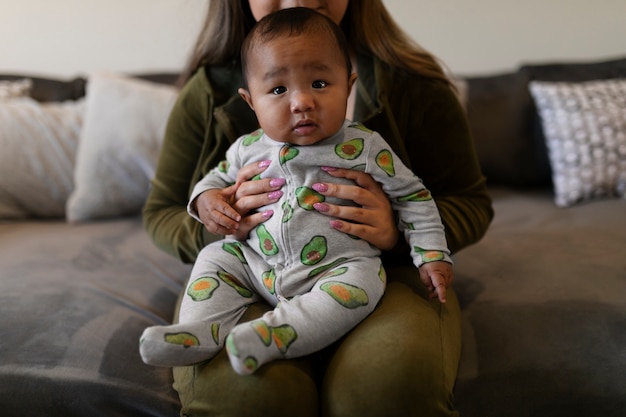 Photo gratuite maman passe du temps avec son enfant