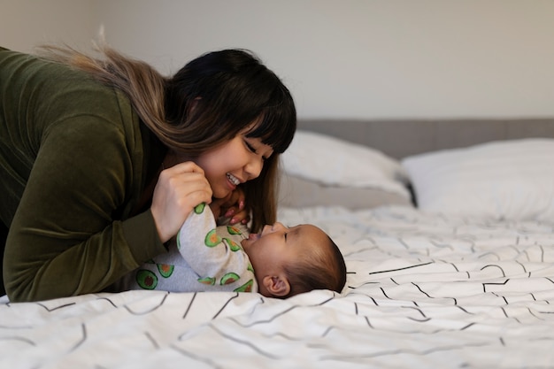 Maman passe du temps avec son enfant