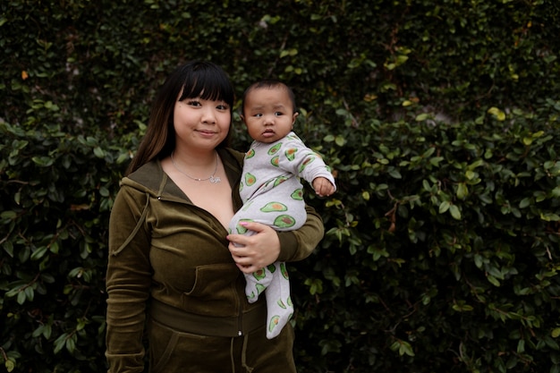 Photo gratuite maman passe du temps avec son enfant