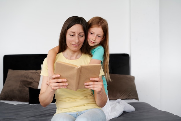 Maman passe du temps avec son enfant