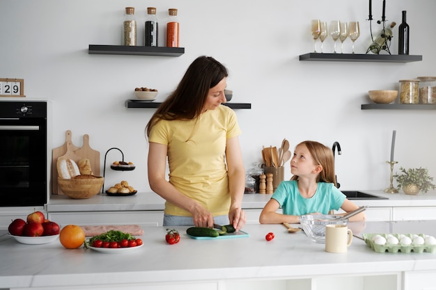 Photo gratuite maman passe du temps avec son enfant