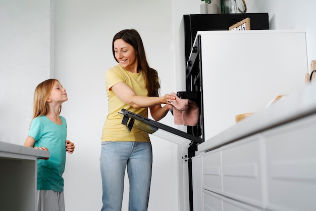 Maman passe du temps avec son enfant