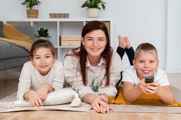 Maman regarde la télévision avec ses enfants