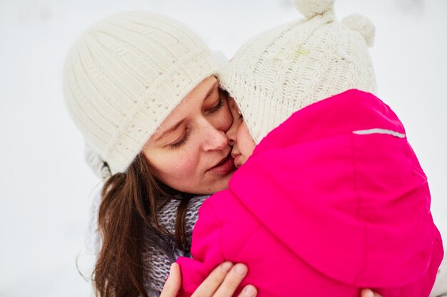 Maman s&#39;appuya contre sa fille fatiguée