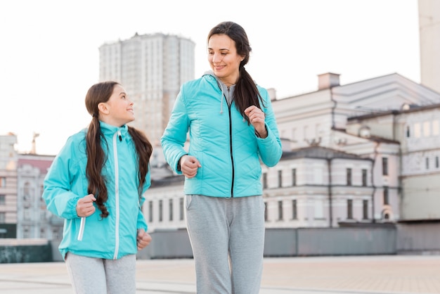 Maman et sa fille courir