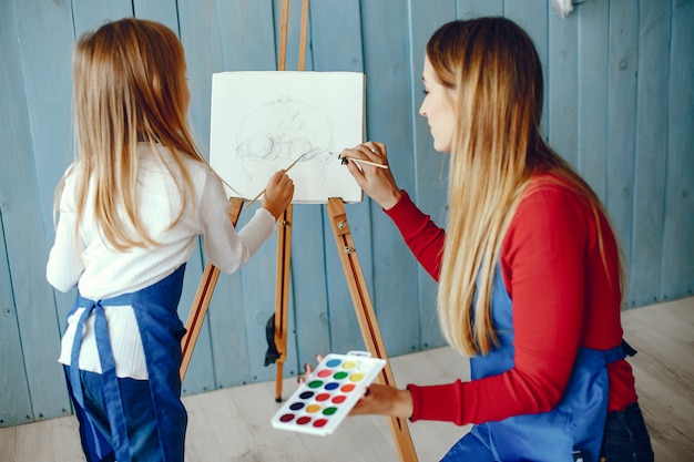 Maman et sa fille dessinent