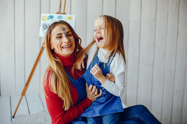 Maman et sa fille dessinent