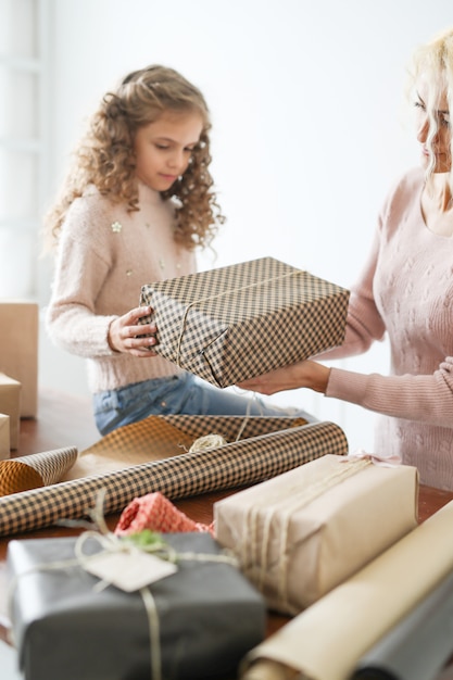 Maman et sa fille emballent des cadeaux