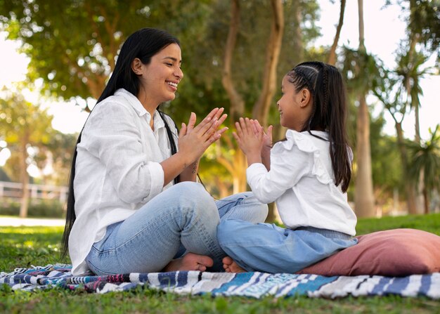 Photo gratuite maman et sa fille passent la fête des mères ensemble dans le parc