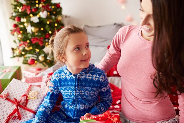 Maman et sa fille passent le matin de Noël ensemble