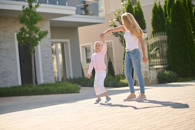 Maman et sa fille passent le week-end ensemble et s'amusent