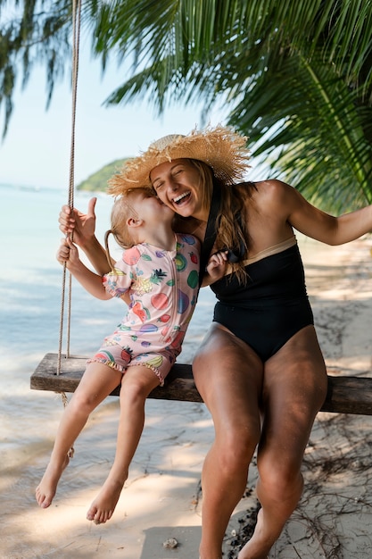 Maman et sa fille profitant de leurs vacances ensoleillées