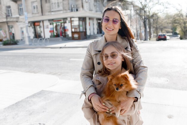 maman avec sa fille et son chien dans la rue de la ville en plein air