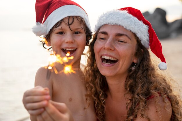 Maman et son fils fêtent noël en juillet